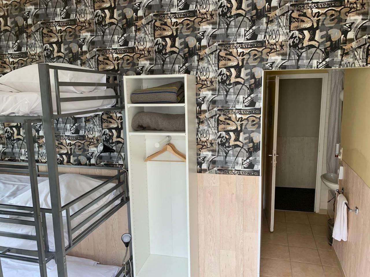Dreibettzimmer mit Etagenbetten und Gemeinschafts-WC