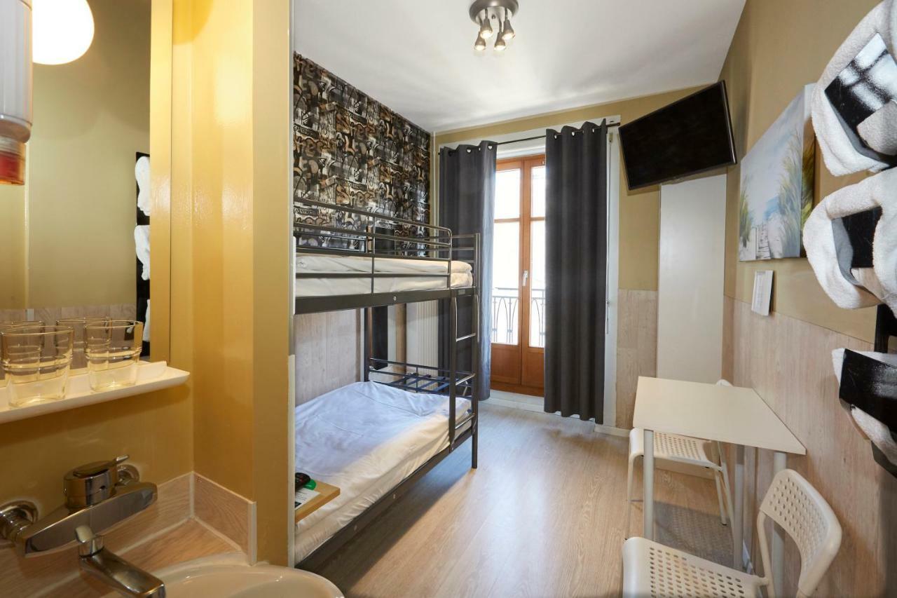 Zimmer mit Etagenbett und Gemeinschafts-WC