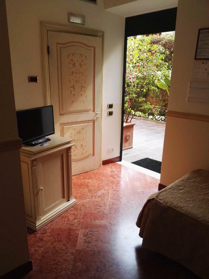 Single Room,785195070:JPEG