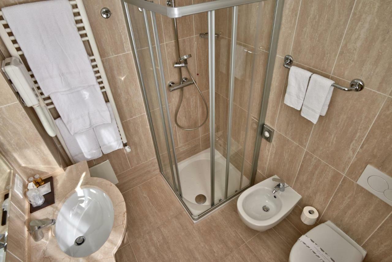 Double or Twin room Lake view no Balcony,785929545:JPEG