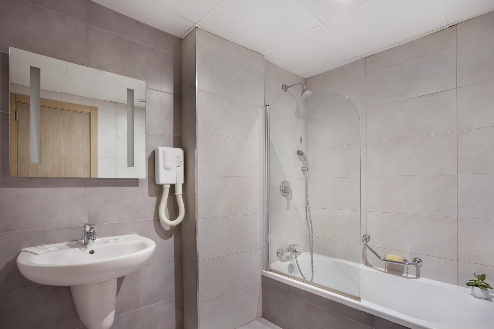 Standard Double or Twin Room,1004699880:JPEG