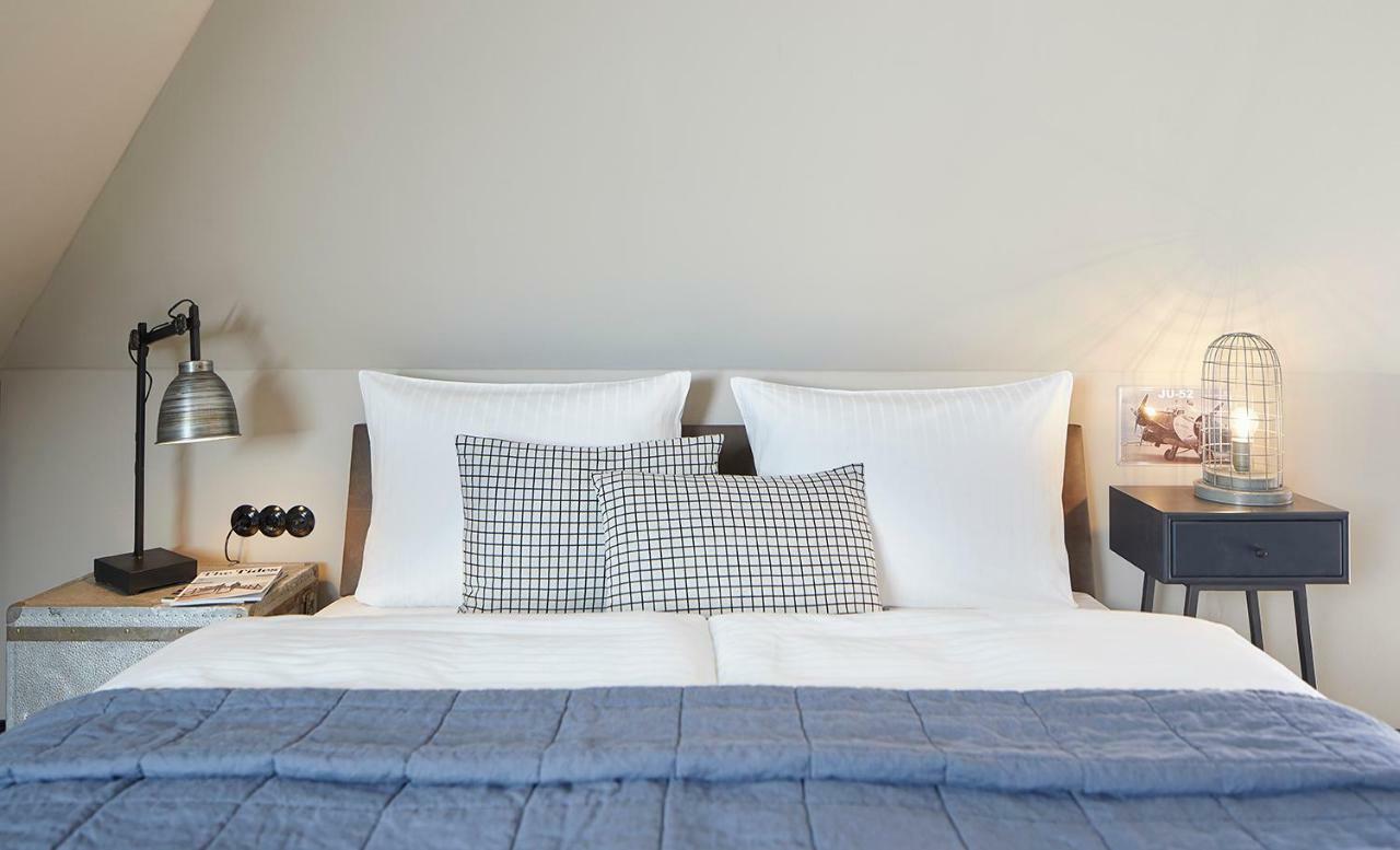 Doppelzimmer mit Balkon mit seitlichen Meerblick,782982810:JPEG