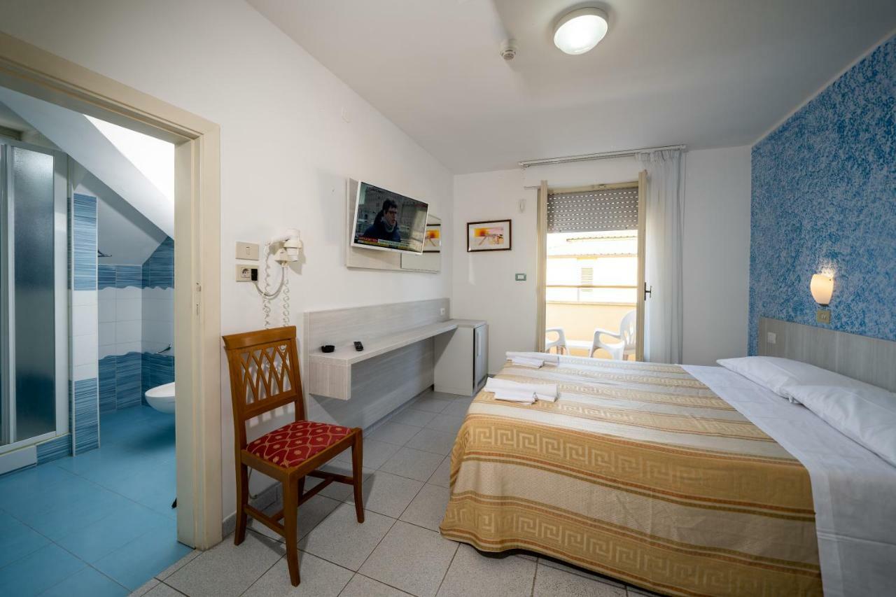 Small Double Room,742471138:JPEG