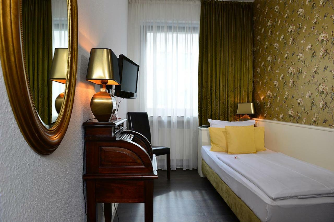 Single Room,790219842:JPEG