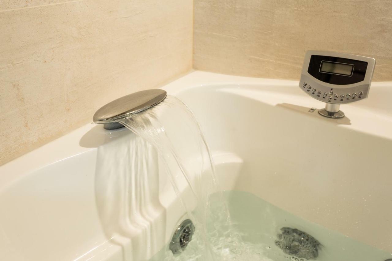 King Suite Spa Bath