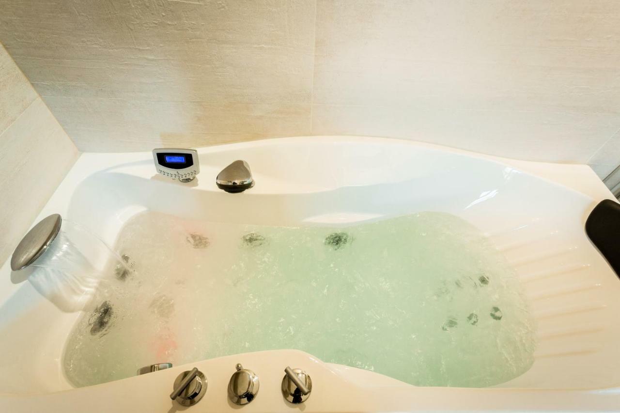 King Suite Spa Bath