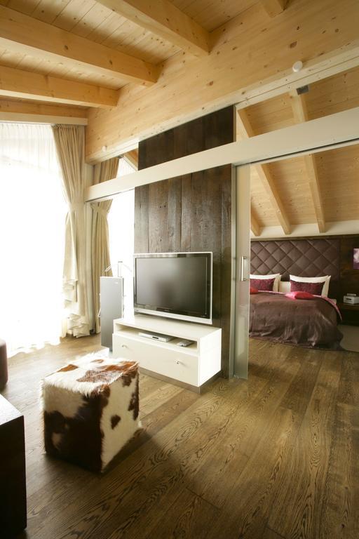 Honeymoon Suite,683872128:JPEG