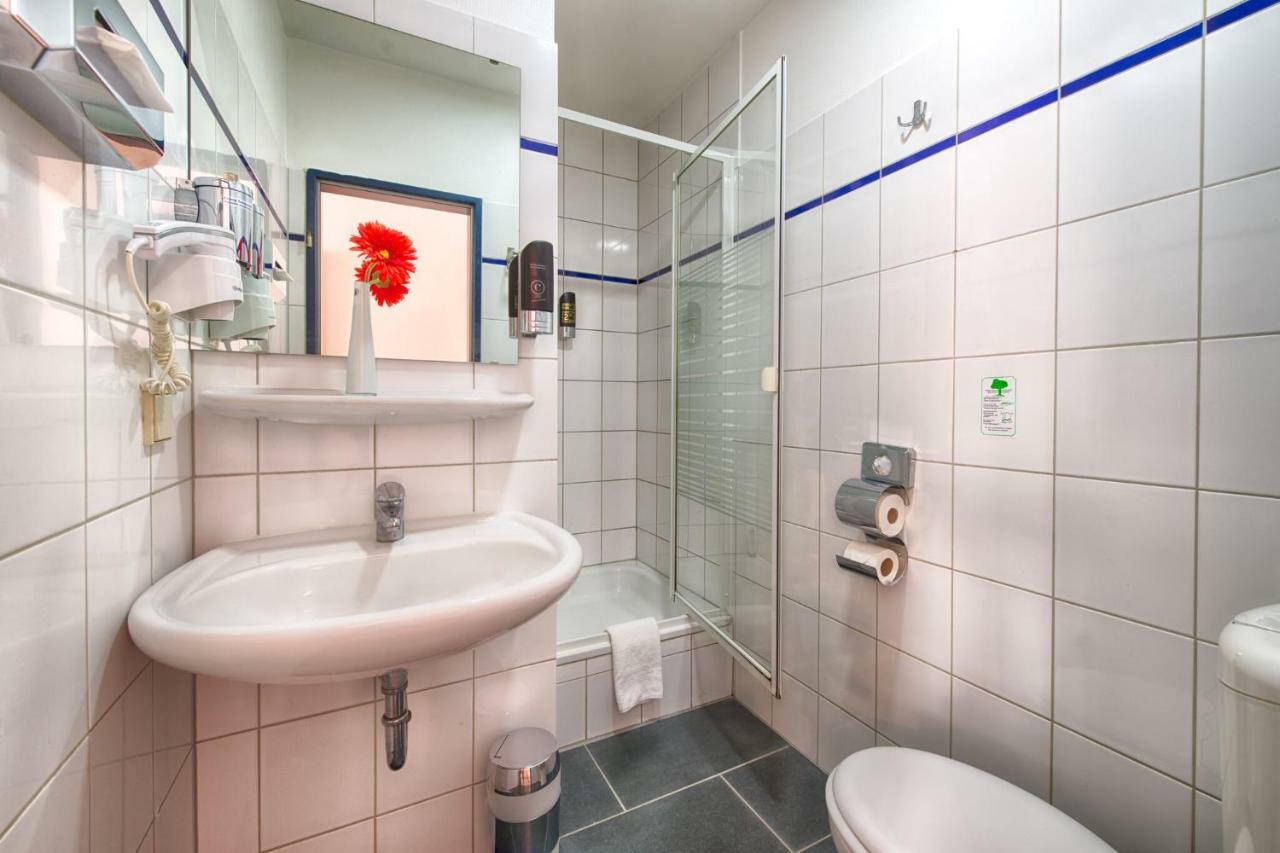 Quadruple Room Shower