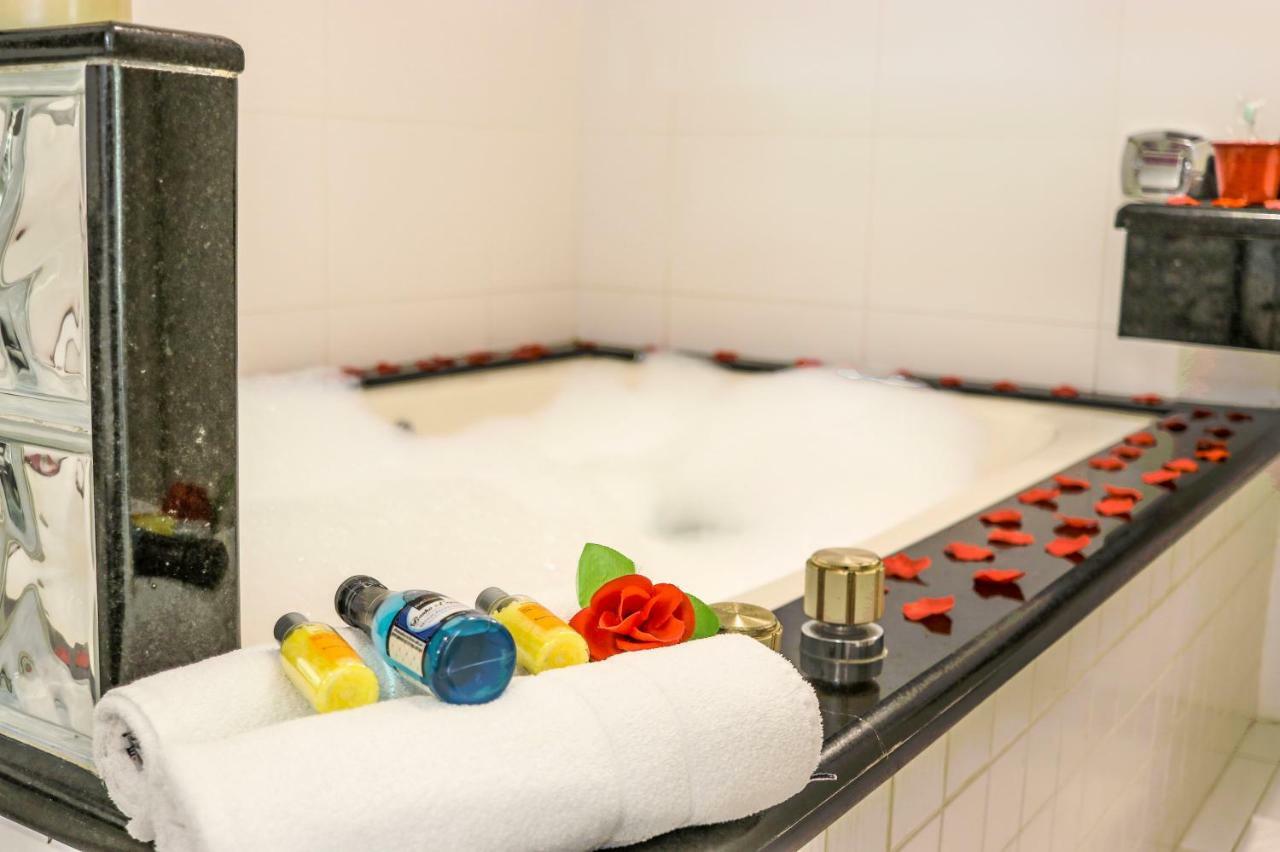 Deluxe Suite Spa Bath,800576904:JPEG