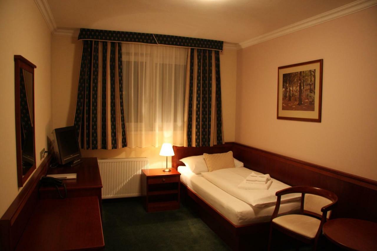 Single Room,970691608:JPEG