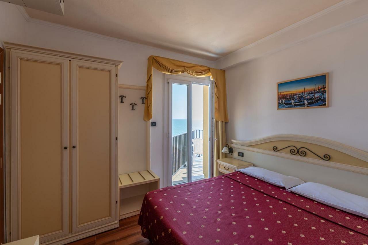 Double or Twin Room Sea View