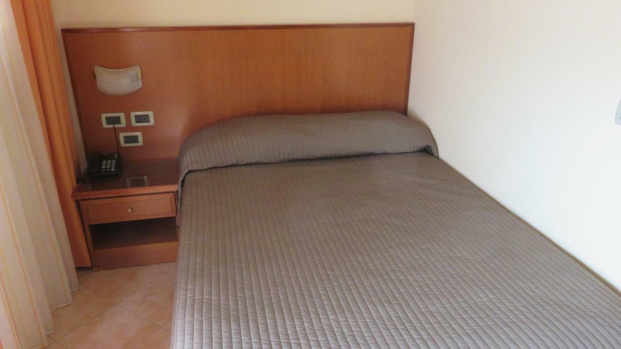 Small Double Room,806508162:JPEG