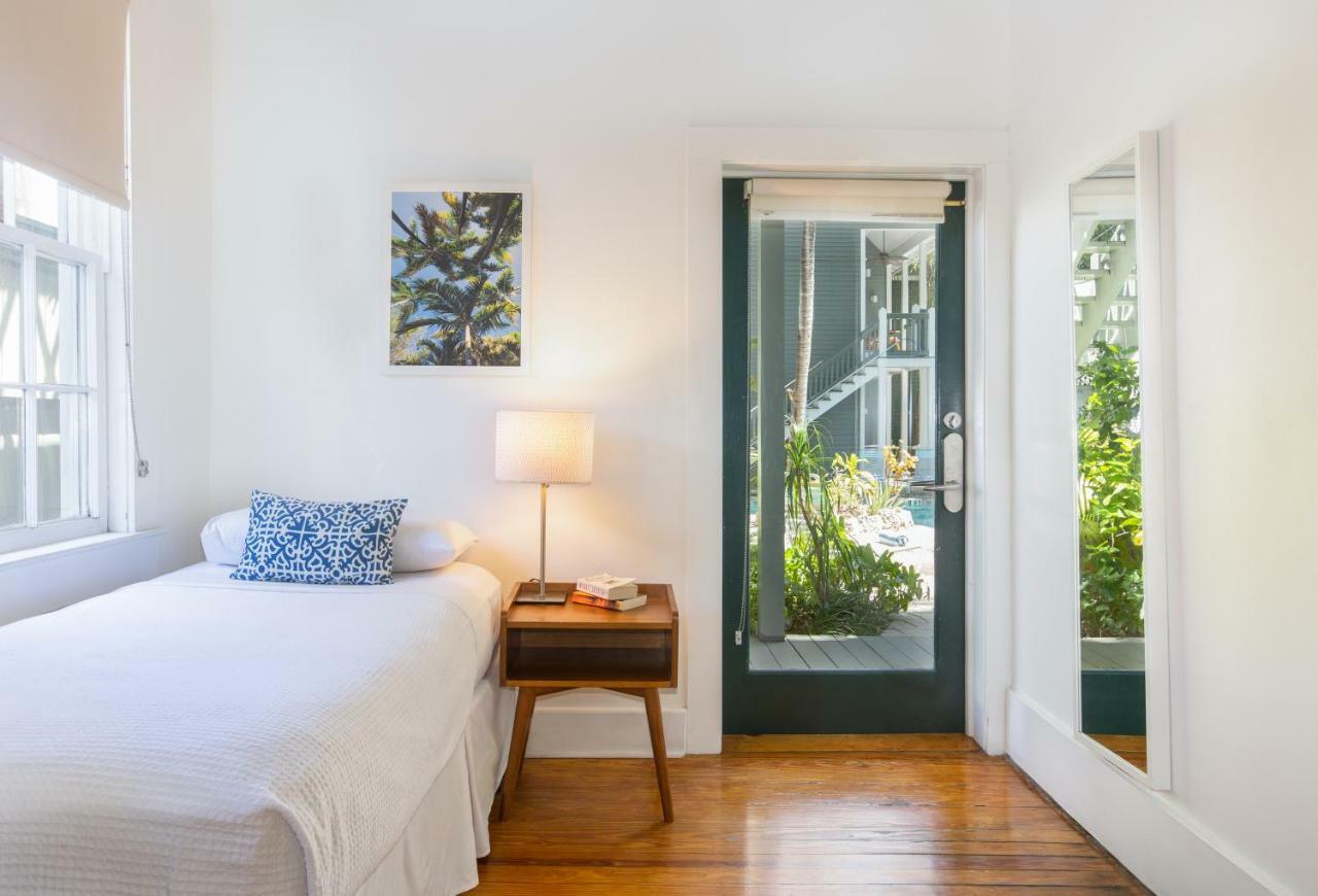 Cabana Queen Room Twin Bed