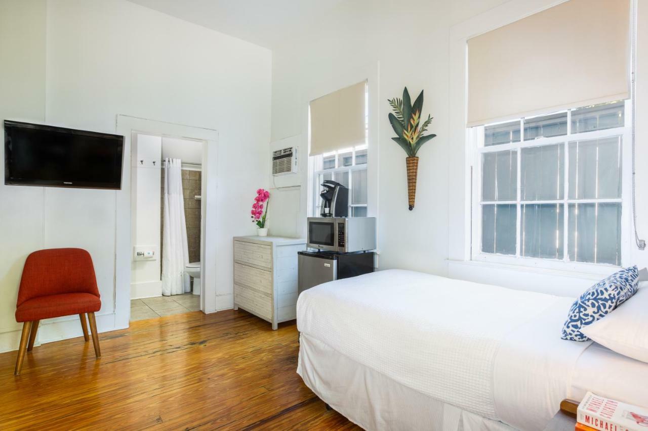 Cabana Queen Room Twin Bed