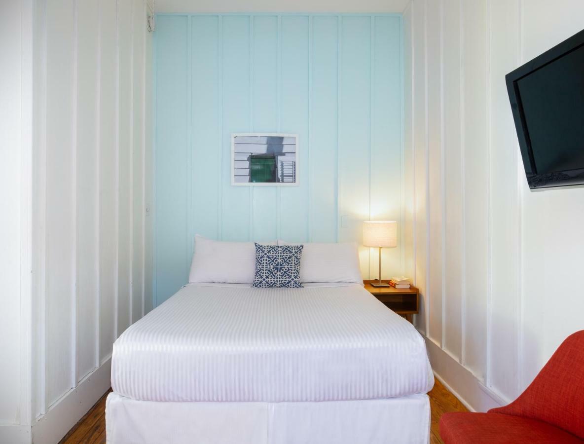 Cabana Queen Room Twin Bed