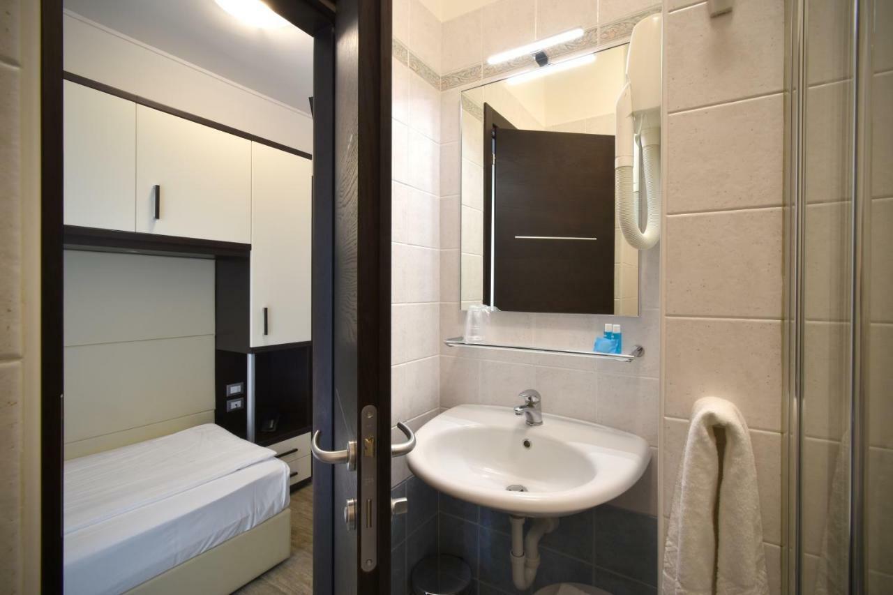 Small Single Room,807769866:JPEG