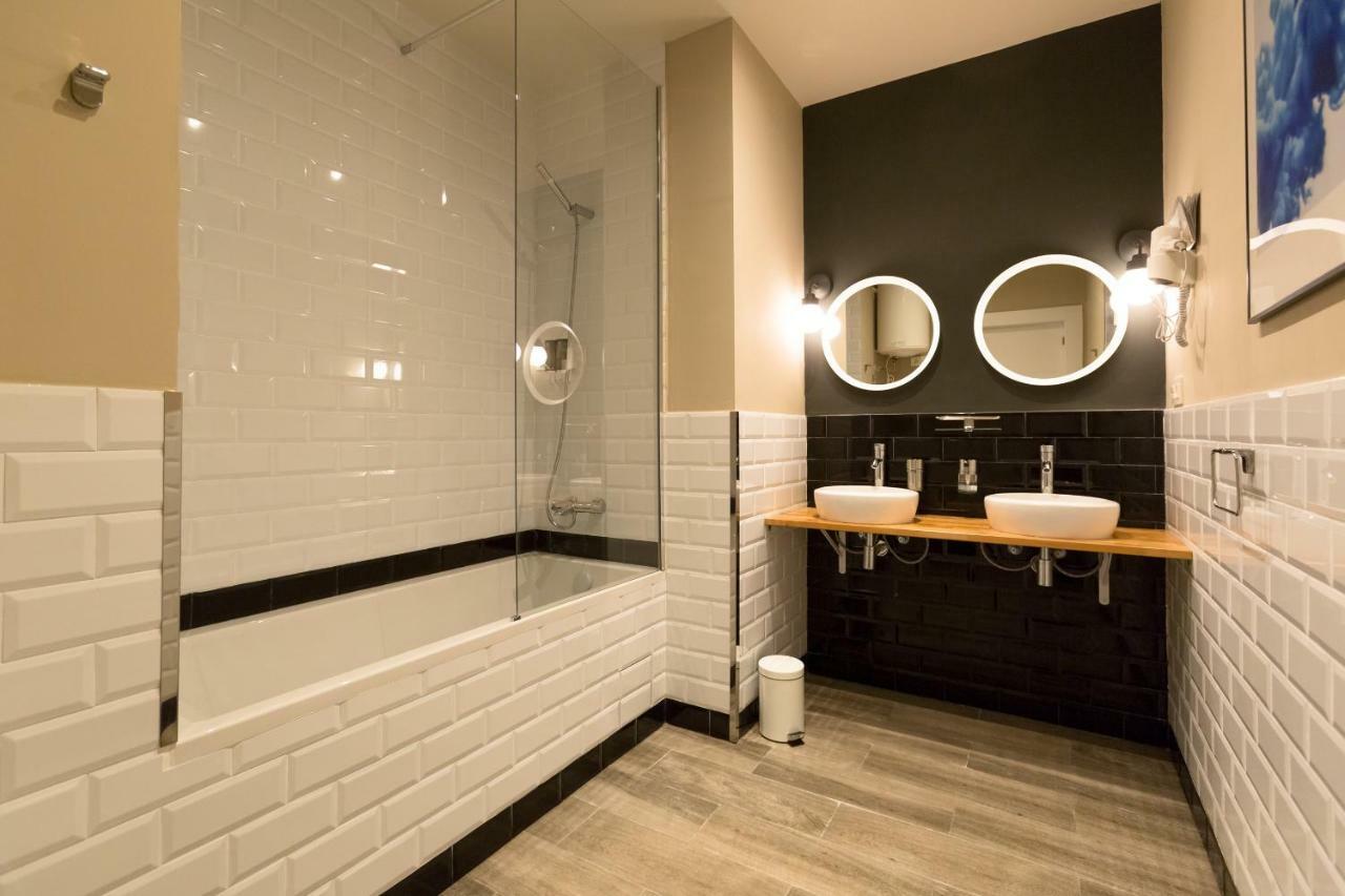 Triple Room Bathroom,811998630:JPEG