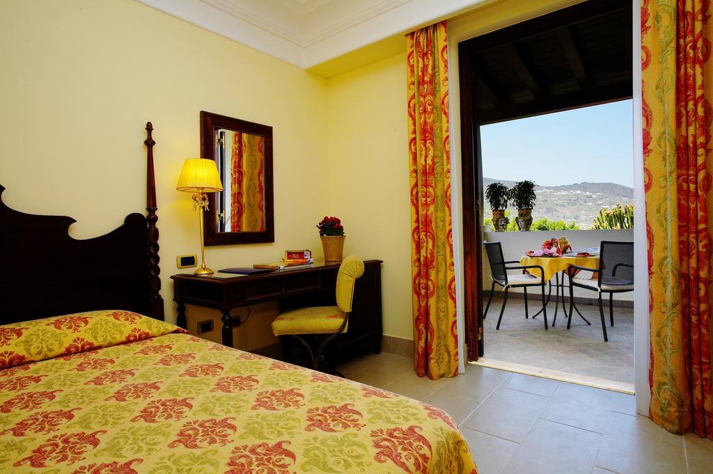 Deluxe Triple Room Terrace