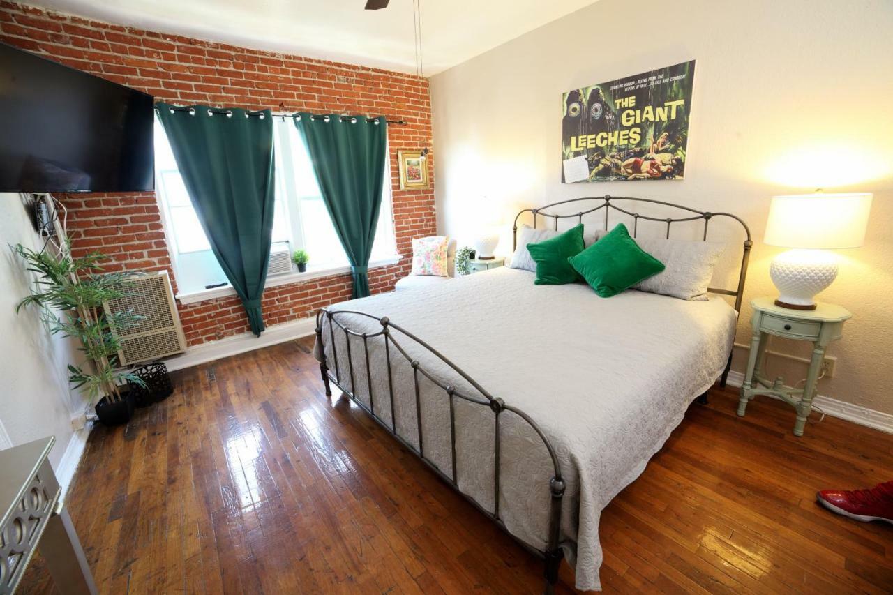 Comfort room King bed
