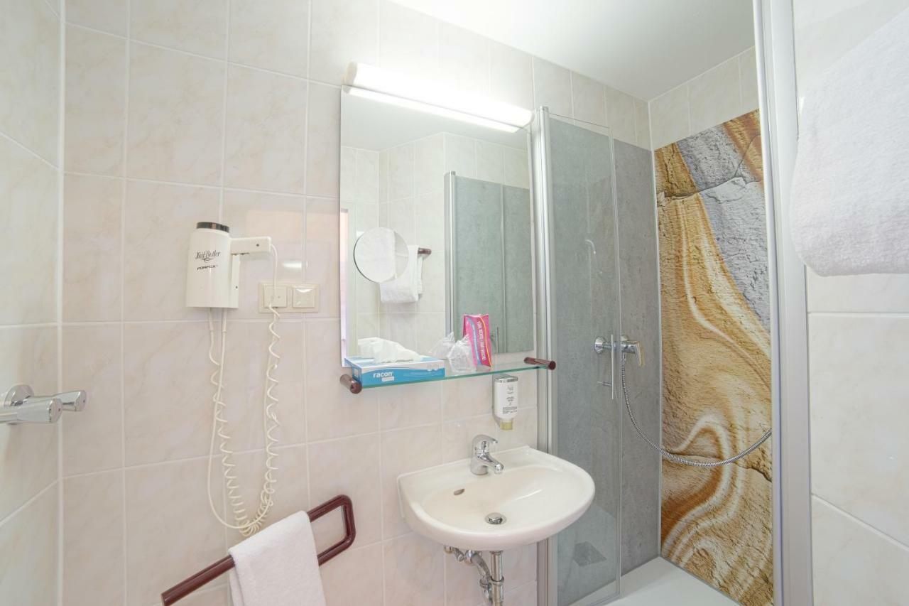 Single Room Bathroom,813373581:JPEG