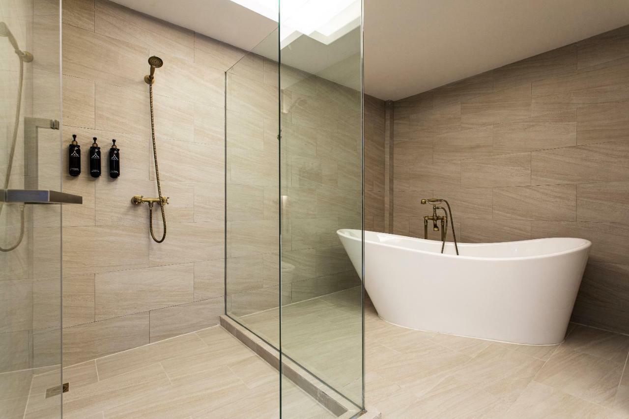 Deluxe Twin or King Bathtub
