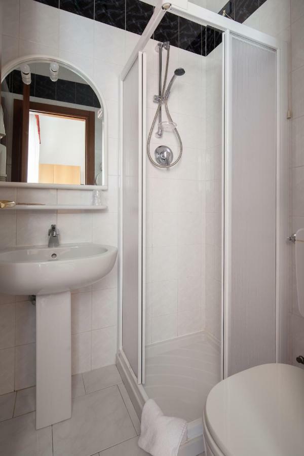 Single Room,817863608:JPEG
