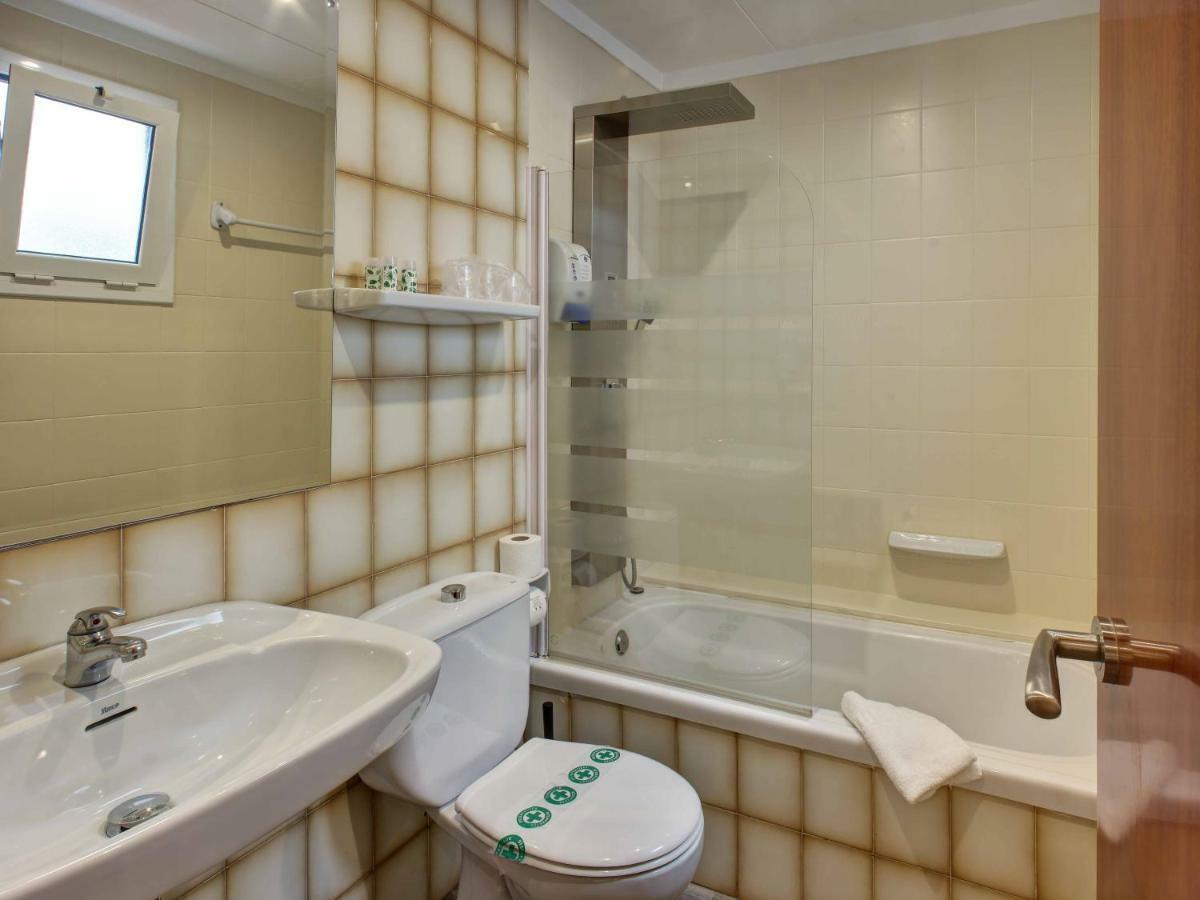 Single Room,139873920:JPEG