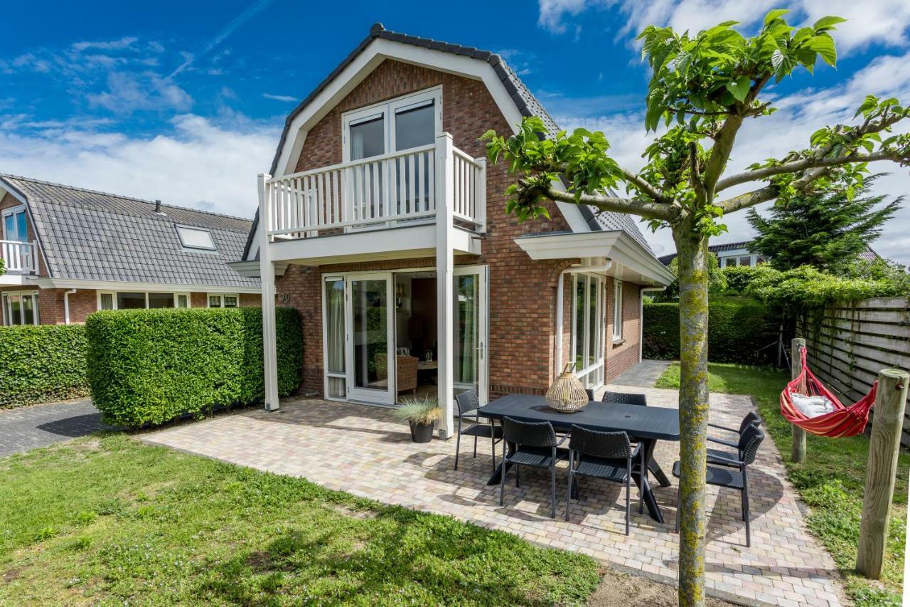 Three-Bedroom House,817914788:JPEG