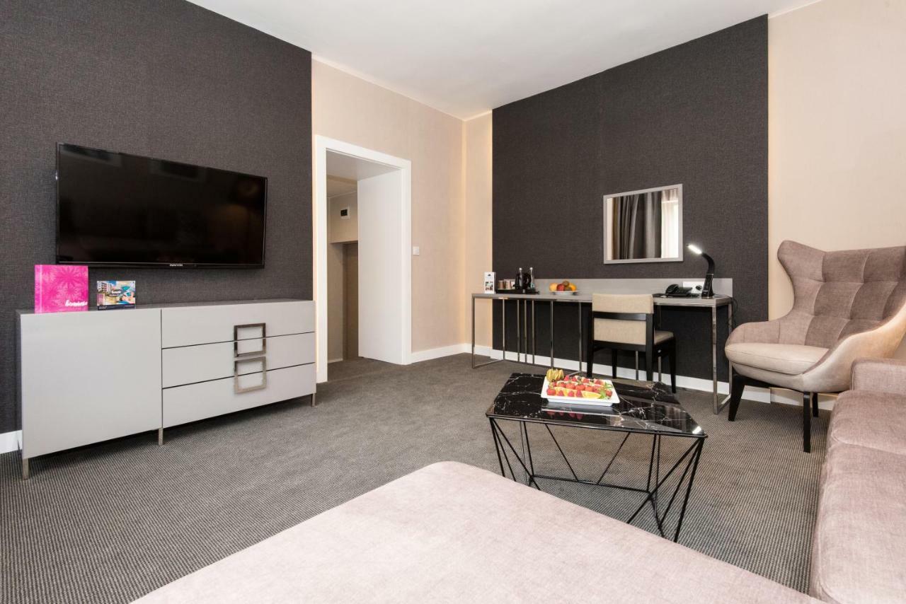 Deluxe Suite,818352902:JPEG