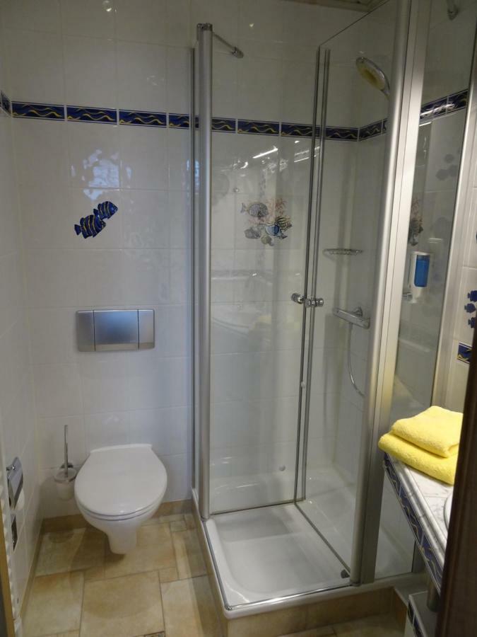 Single Room Bathroom,973770370:JPEG