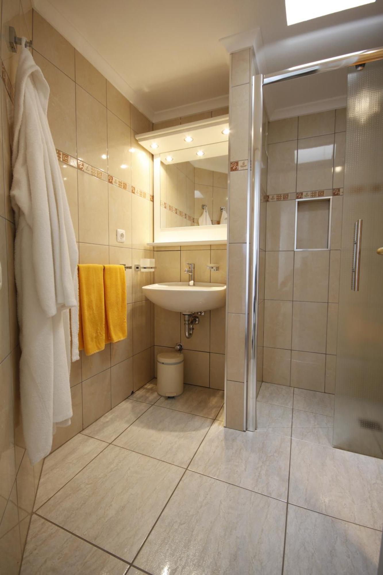 Deluxe One-Bedroom Apartment