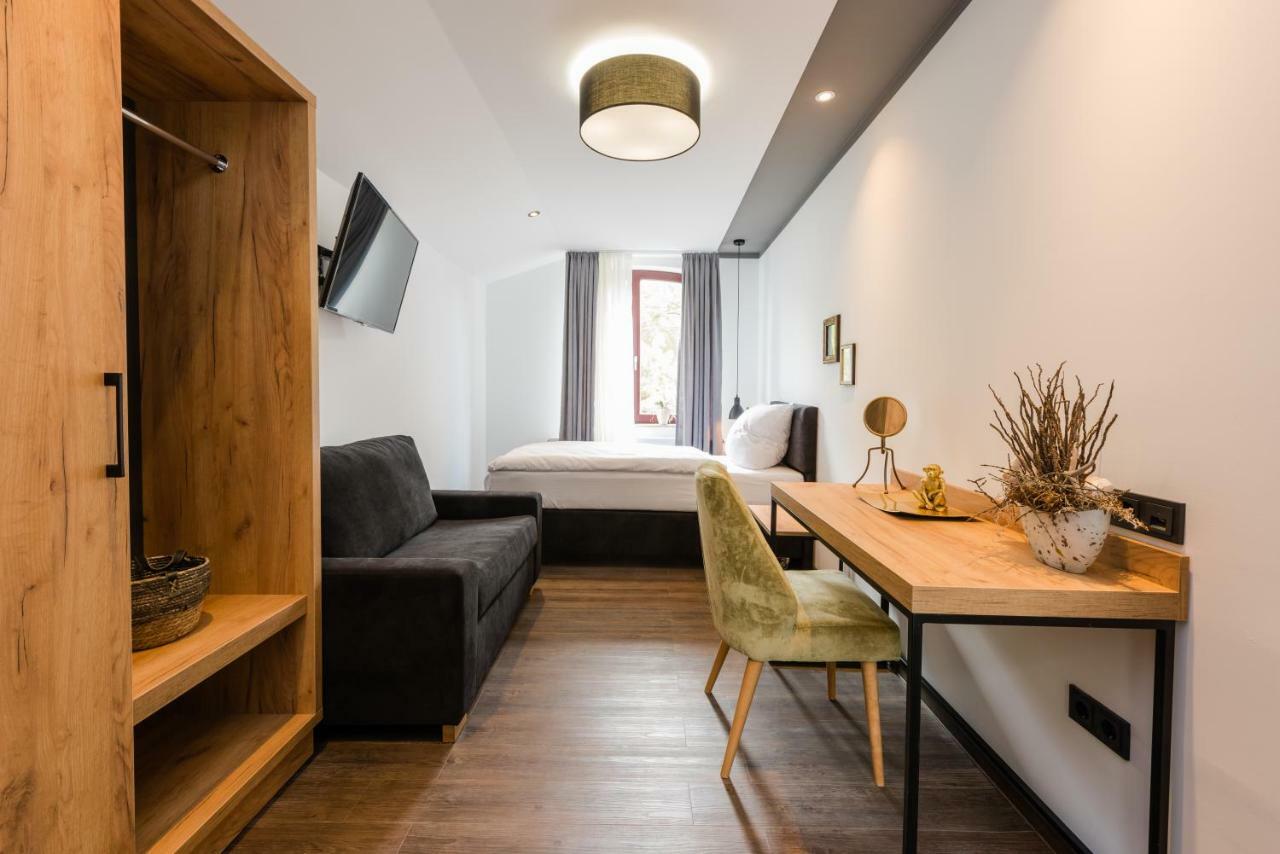 Single Room,819244856:JPEG
