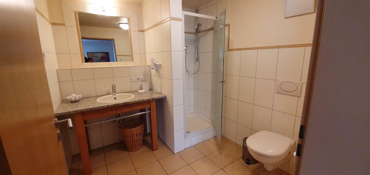 Quadruple Room Shower,1634460113:JPEG