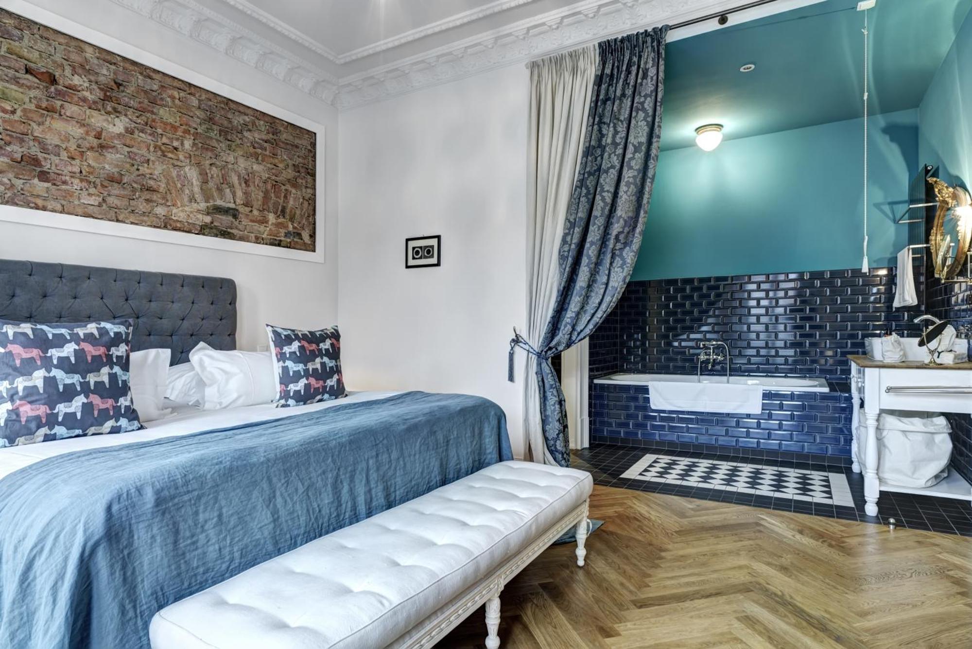 One-Bedroom Apartment Balcony 1