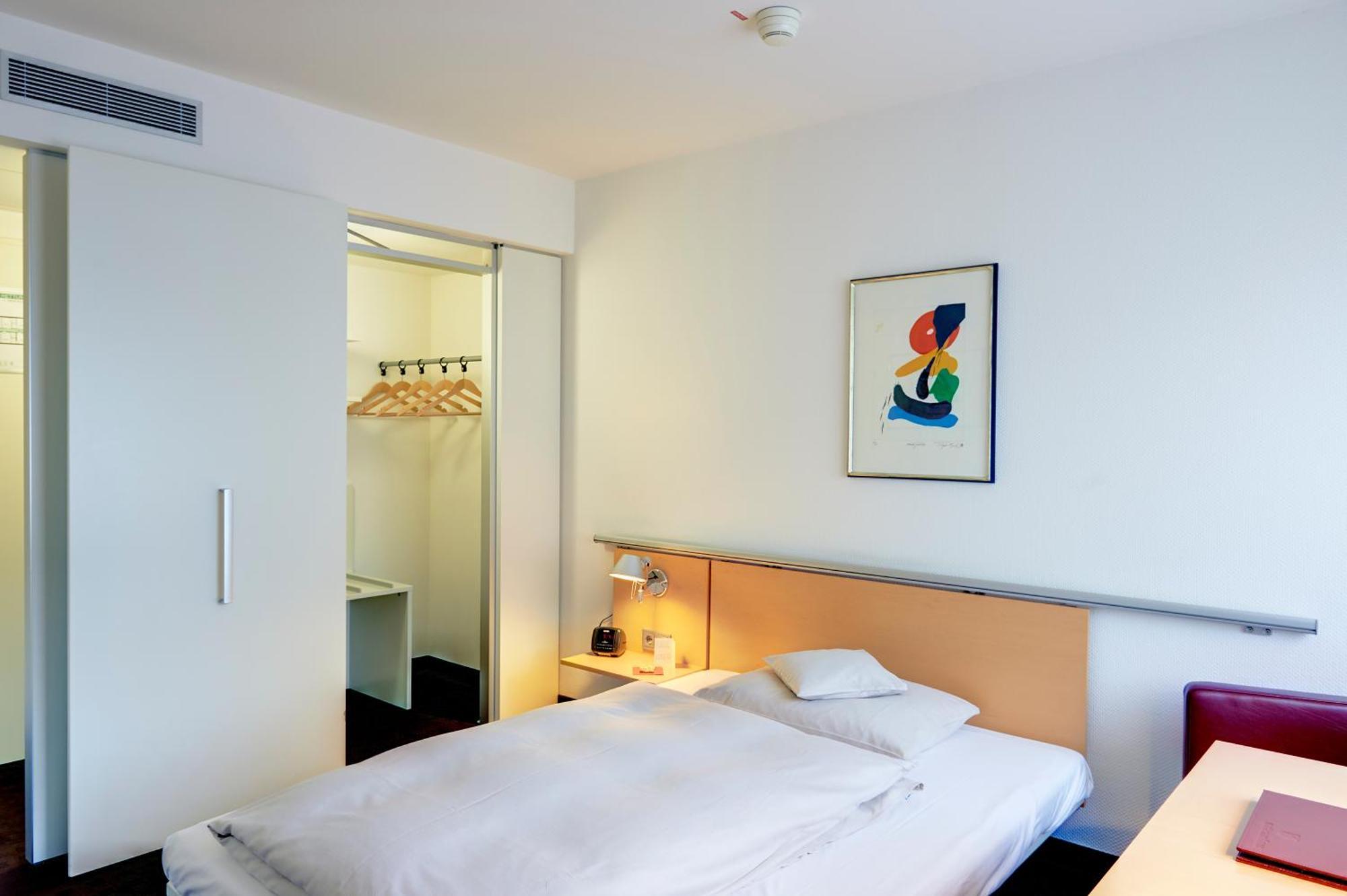 Single Room,824980139:JPEG