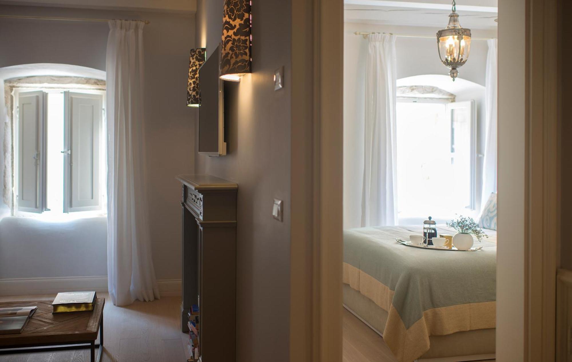 Deluxe One-Bedroom Apartment