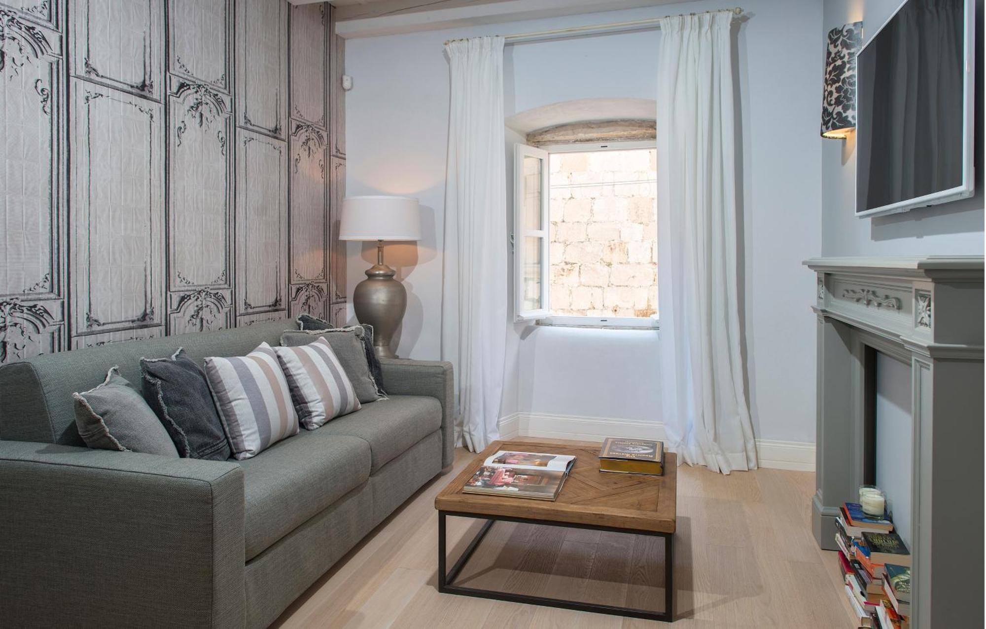 Deluxe One-Bedroom Apartment