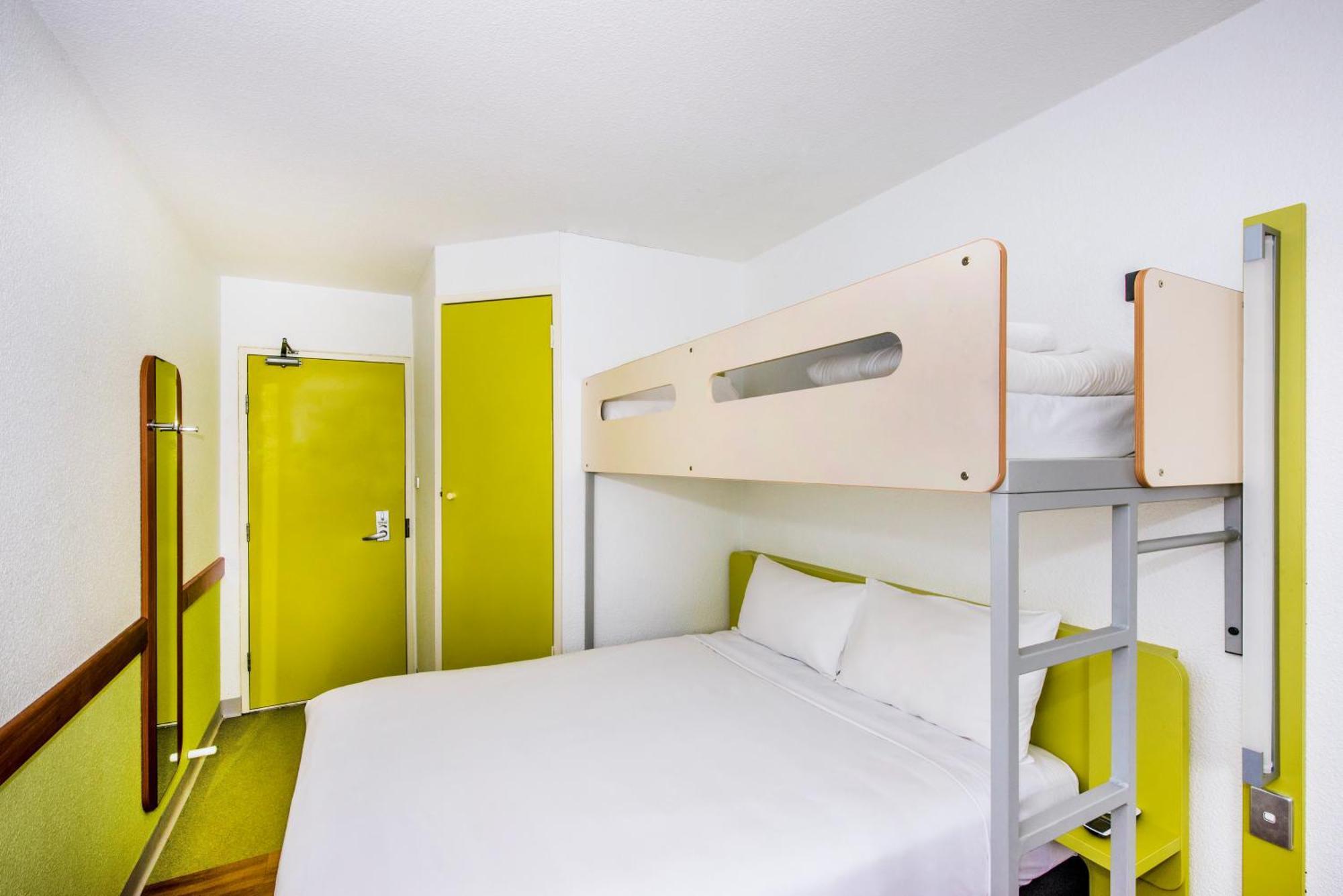 Standard Queen Room with Single Bunk Bed,825767714:JPEG