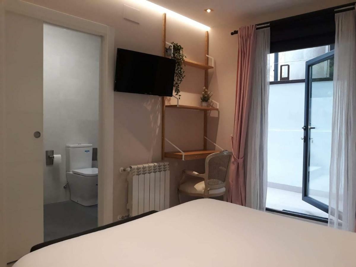 Deluxe Queen Room private patio bathroom