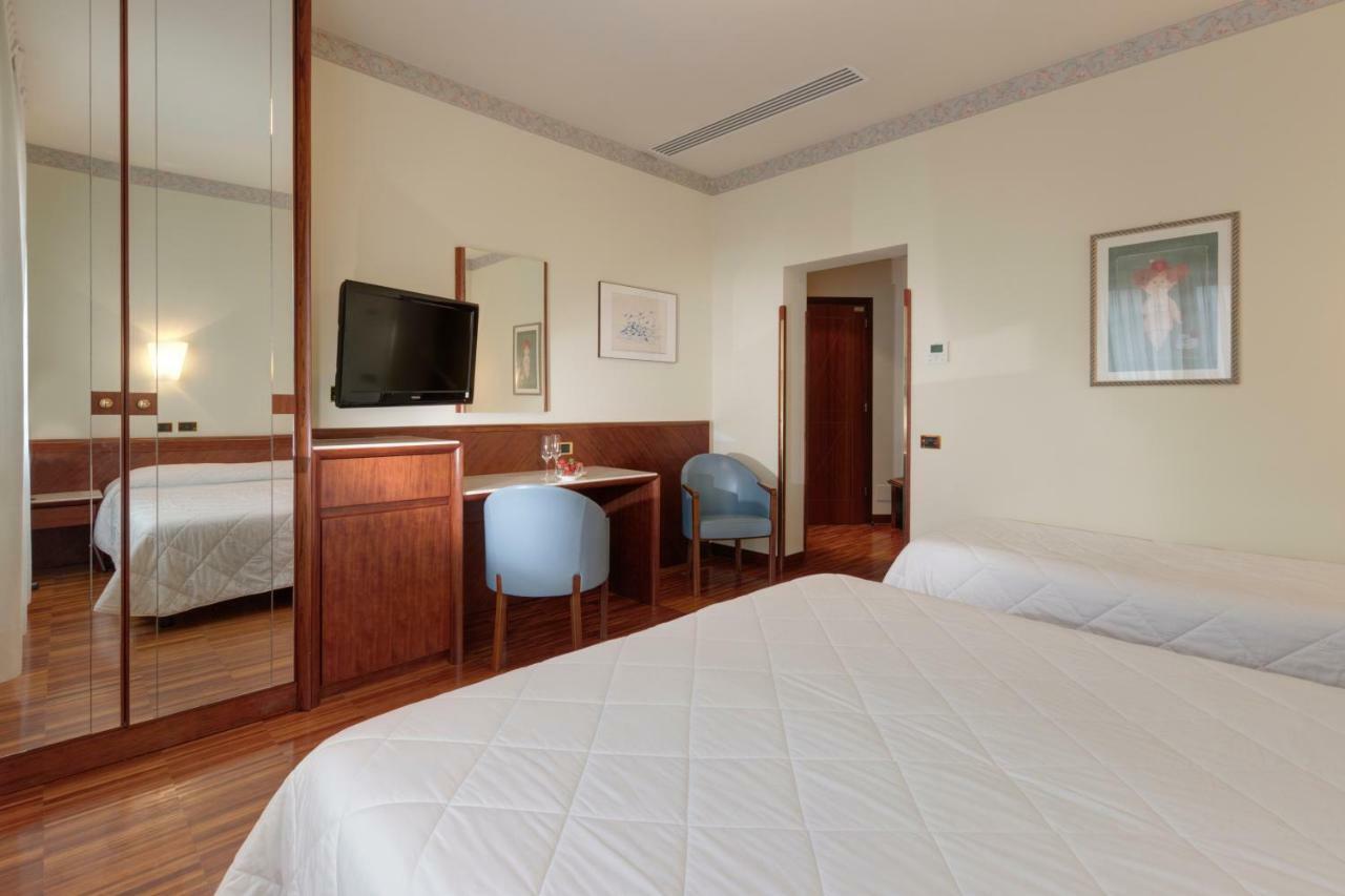 Triple Room,829482980:JPEG