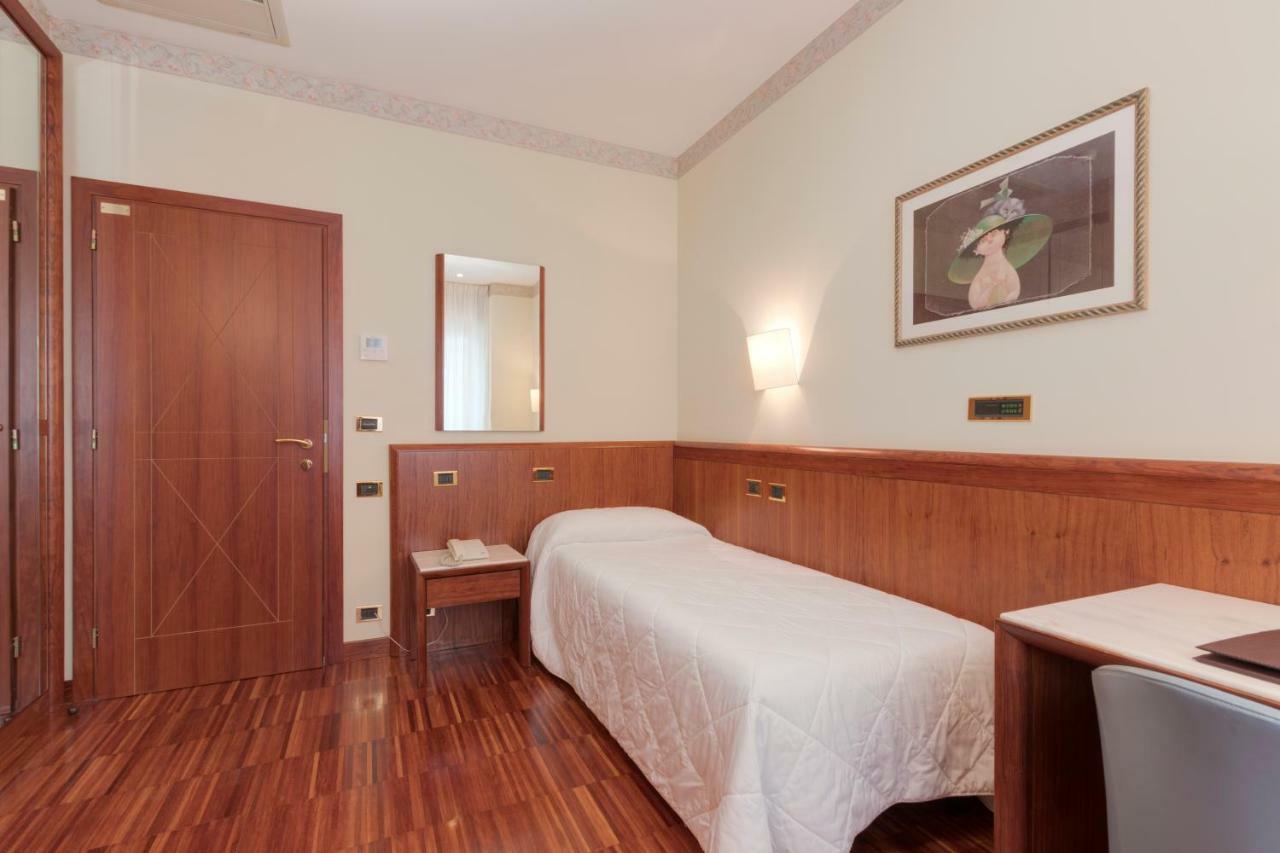 Single Room,829483166:JPEG