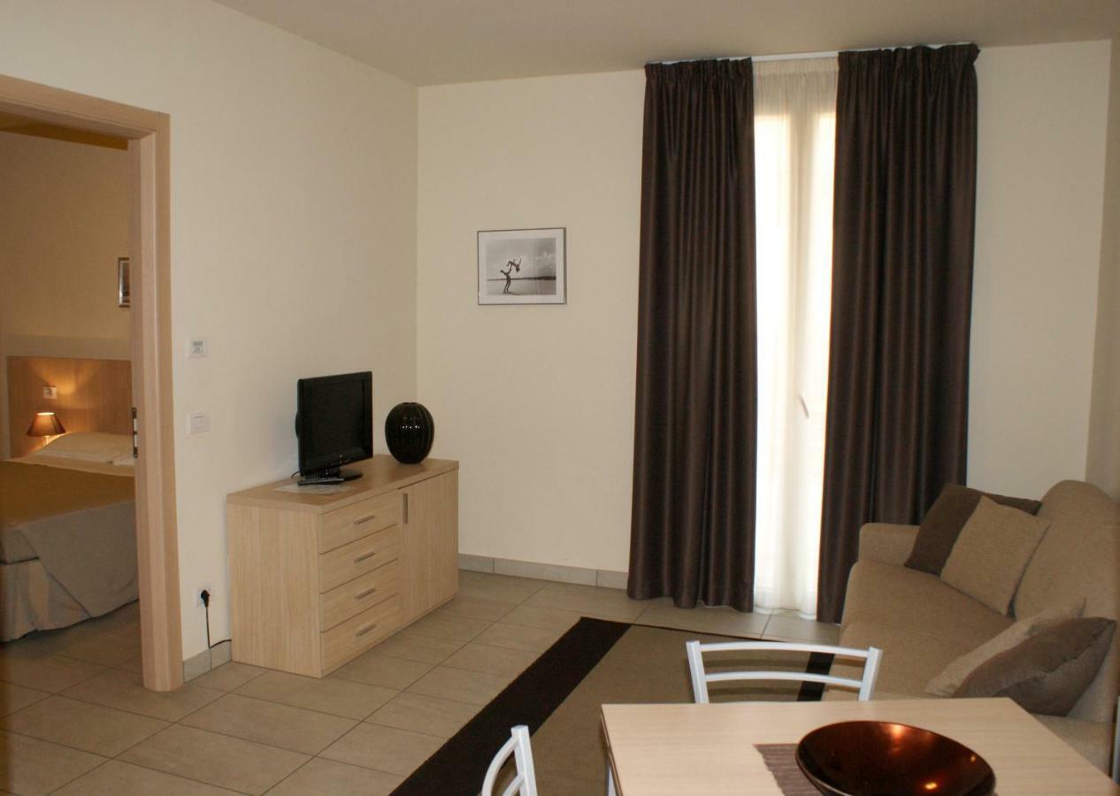One-Bedroom Suite Sea View
