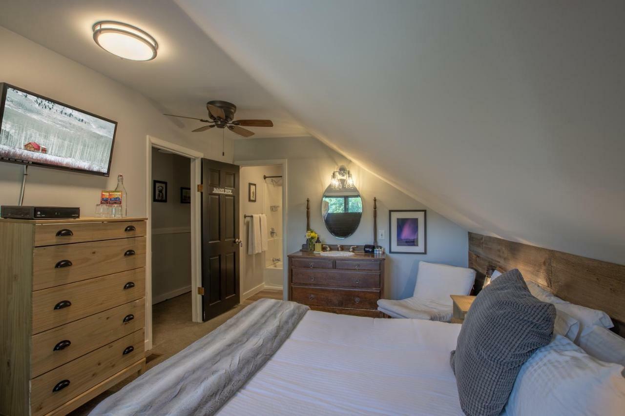 Standard Queen Room