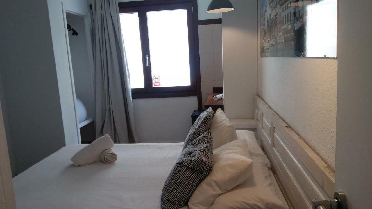 Deluxe Double Room Shower