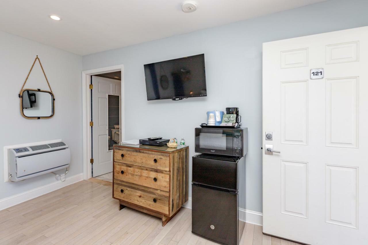 King Room with Roll-In Shower - Disability Access