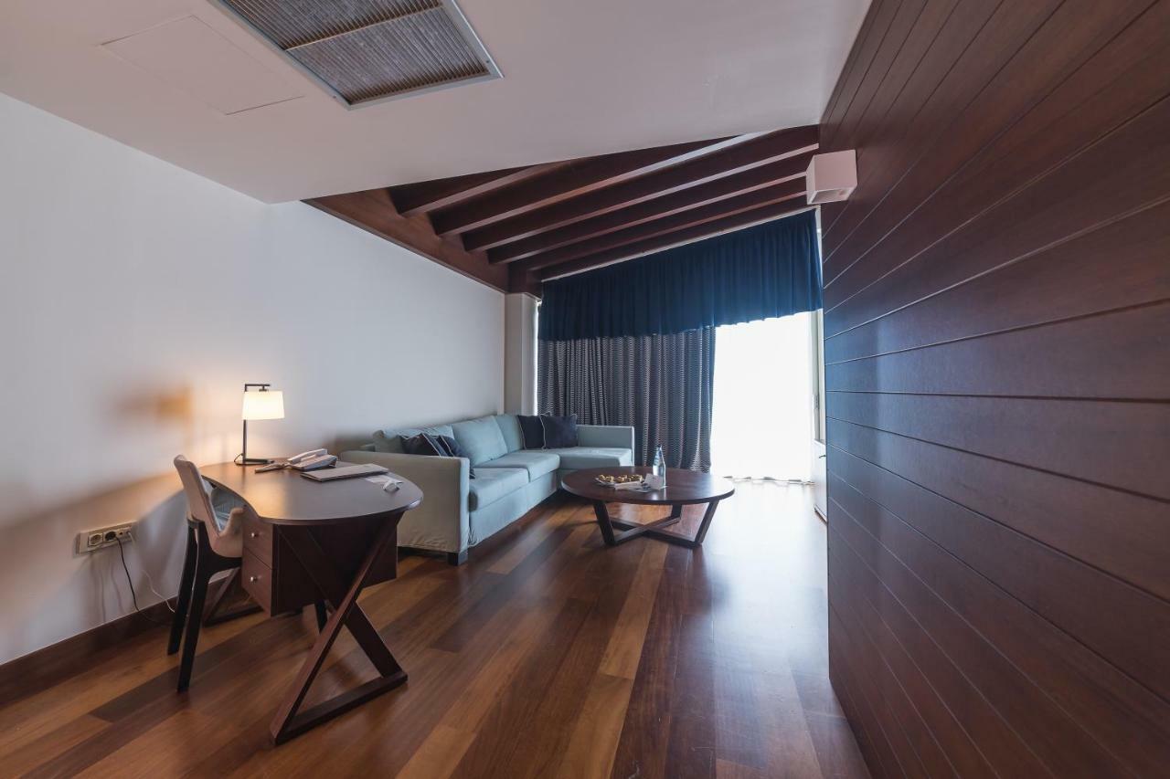 One-Bedroom Suite Sea View