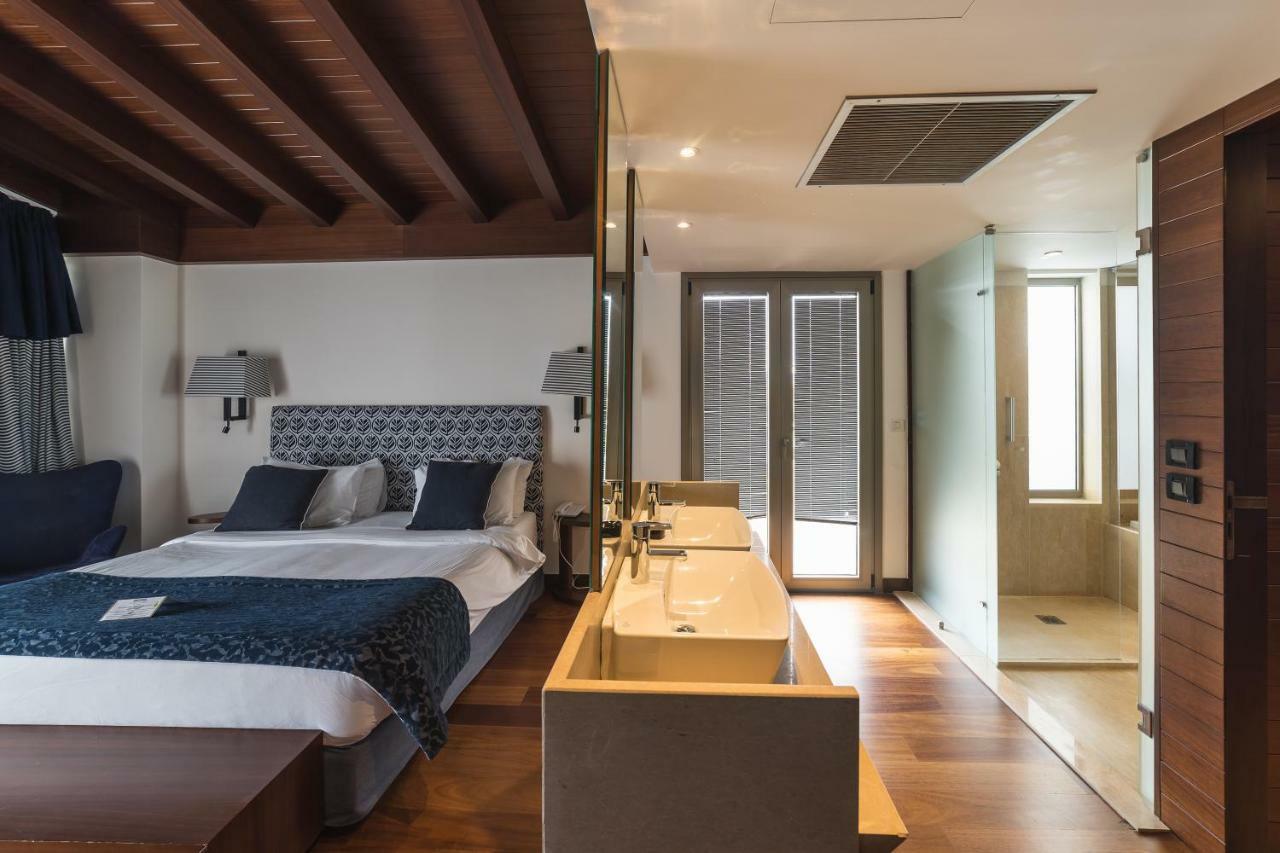 One-Bedroom Suite Sea View