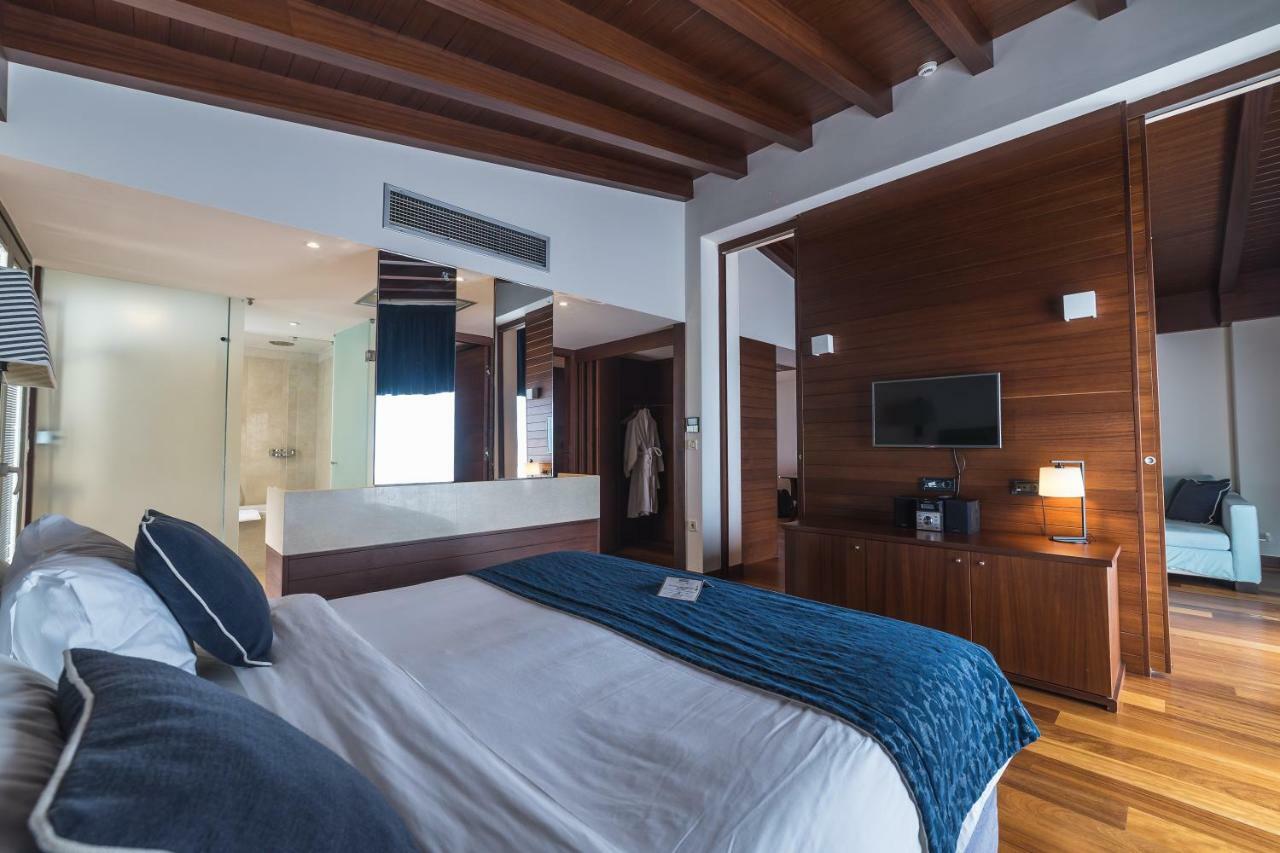 One-Bedroom Suite Sea View