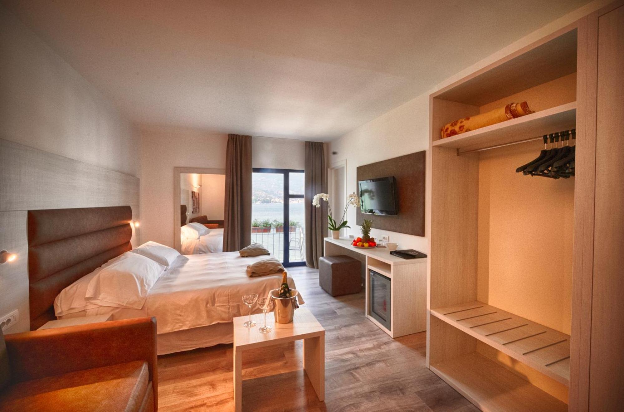 Deluxe Tweepersoonskamer met 1 of 2 Bedden en Uitzicht op het Meer