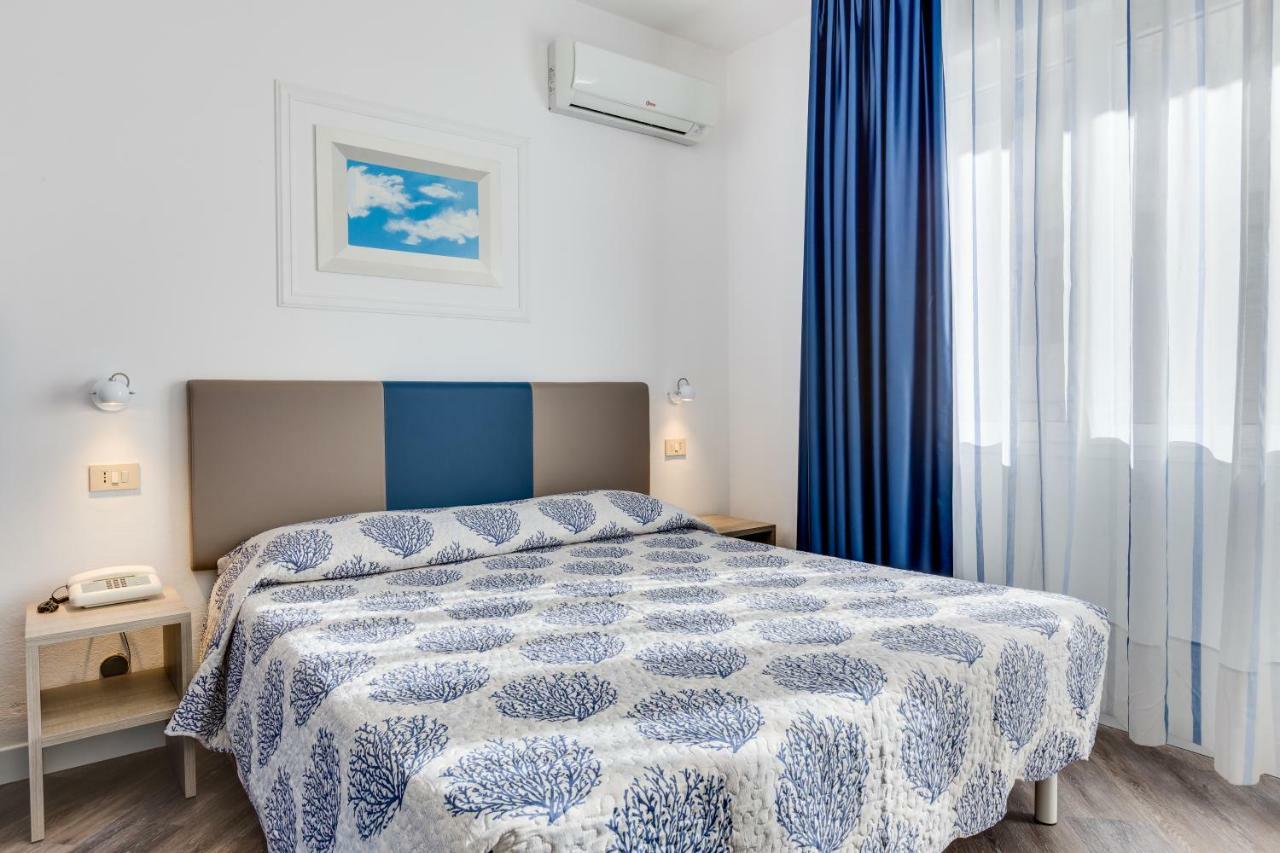 Small Double or Twin Room Lateral Sea View